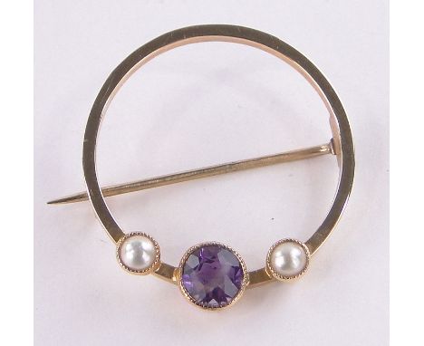 A 9 ct gold amethyst & pearl set brooch, 23 mm across