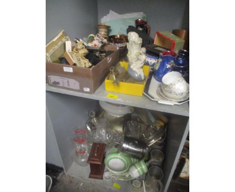 A mixed lot to include a mantel clock, tankards, silver plate and other items 