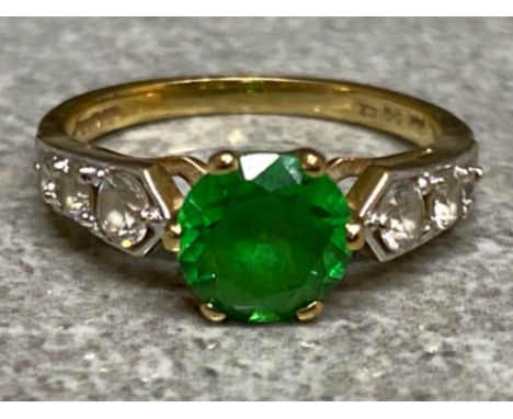 9ct yellow gold &amp; green stone ring with shoulder CZ stones, Size L1/2, 2.8g