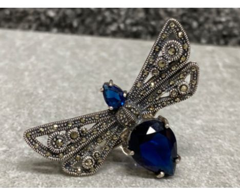 A silver marcasite bee pattern ring with blue stones size M 12.7g gross