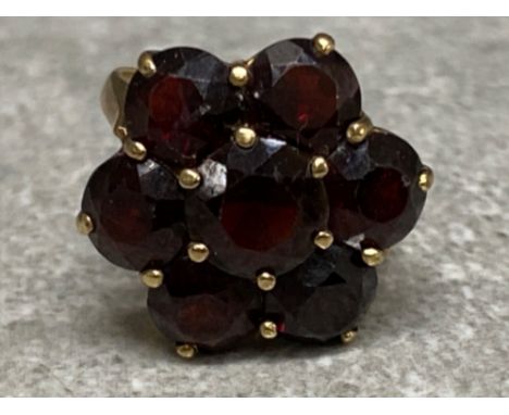 9ct yellow gold 7 stone garnet ring, size J, 3.3G gross