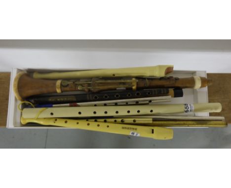 11 wind instruments incl. 6 tin whistles, 4 recorders, 1 clarinet (no mouthpiece) (11)