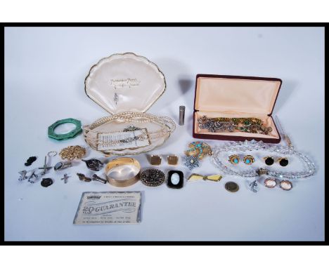 A selection of vintage costume jewellery to include a set of pompadour simulated&nbsp;pearls within a clam shell box, a rolle