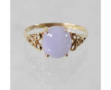 An 18 carat gold purple jade cabochon set ring