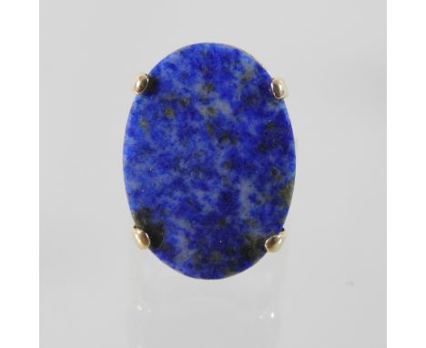 A 14 carat gold lapis lazuli ring
