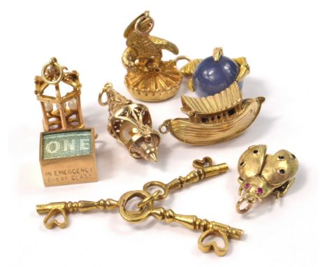 8 QUALITY 9ct gold charms to include a novelty one pound bank note, a set of 3 keys on a ring, A Noah's Ark, fob charm in the