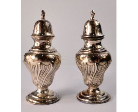 EXQUISITE vintage Pair of silver cruets in original shaped presentation boxGross weight approx 70gApprox 2 pieces