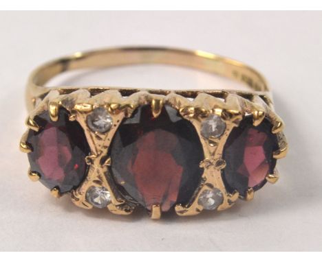 Vintage 9ct gold ring set with 3 garnets &amp; white stone spacers size UGross weight approx 3.3g