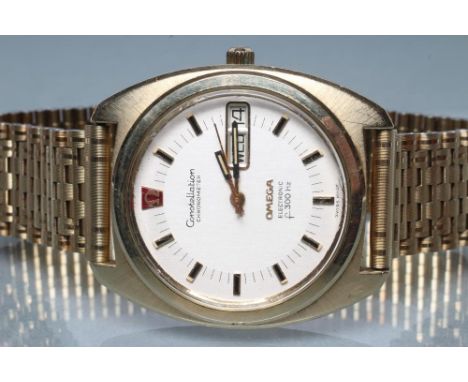 A GENTLEMAN'S OMEGA CONSTELLATION ELECTRONIC CHRONOMETER, the silvered dial with applied gilt metal batons, day and date at "