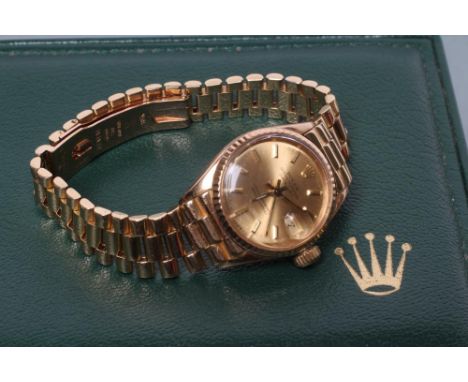 A LADY'S GOLD ROLEX OYSTER PERPETUAL DATEJUST CHRONOMETER, the gilt diameter with applied batons, date at "3" and centre seco