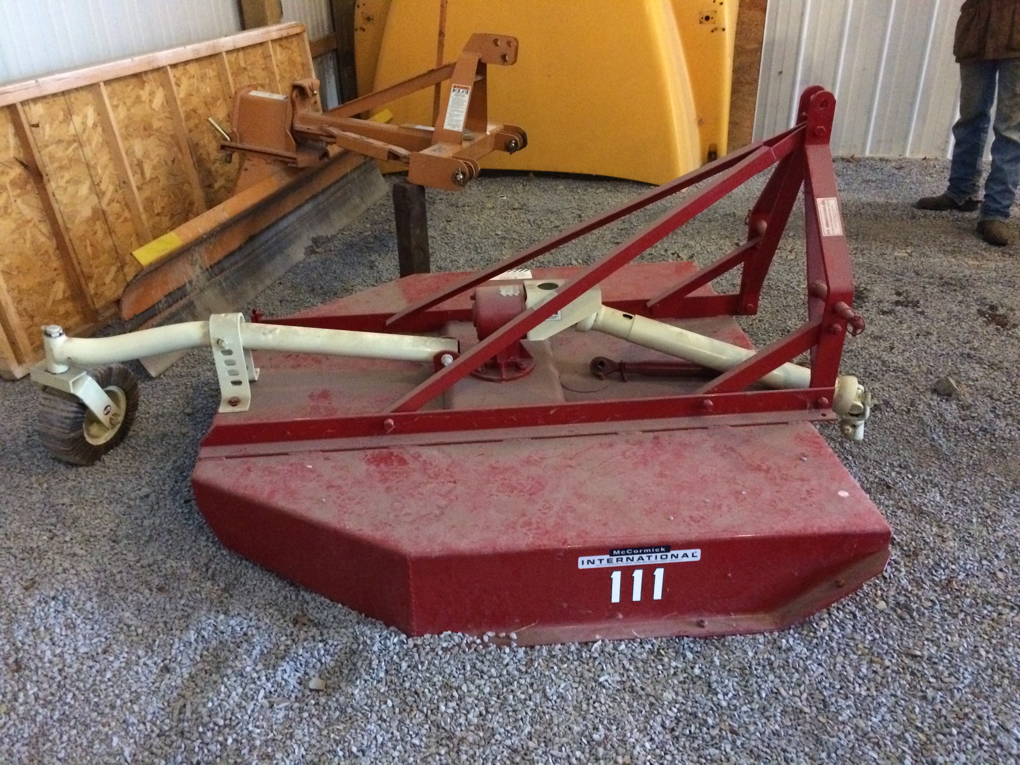 IH 111 3PT hitch 5' rotary (brush hog) mower, like new!!