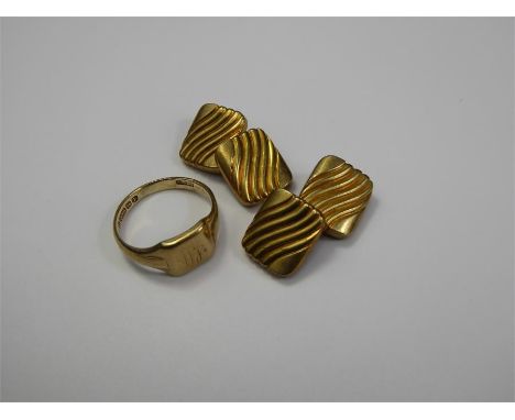 Miscellaneous Gold Jewellery. This lot includes 9ct gold signet ring size P, 9ct gold vintage cufflinks, approx 10.9 gms toge