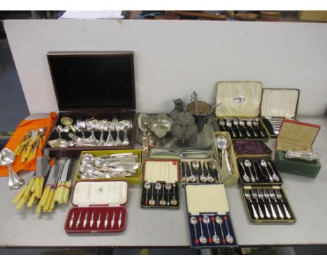 A mixed lot of silver plate and other metalware to include mainly flatware, cased set including coffee bean spoons, Community