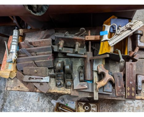 Vintage tools to include a Record Plough plane, moulding planes, a brace, and other items Location: 