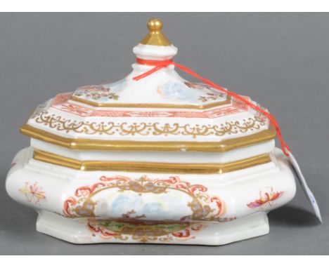 Oktogonale Zuckerdose. Meissen „K.P.M.“ 1723-24. Porzellan, bunt bemalt mit Fabeltieren und Vögeln in Landschaft. Am Boden un