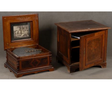 Gründerzeit-Polyphon mit Unterbau und zahlreichen Platten. Deutsch 19. Jh. Nussbaum, furniert, teilw. massiv und geschnitzt. 