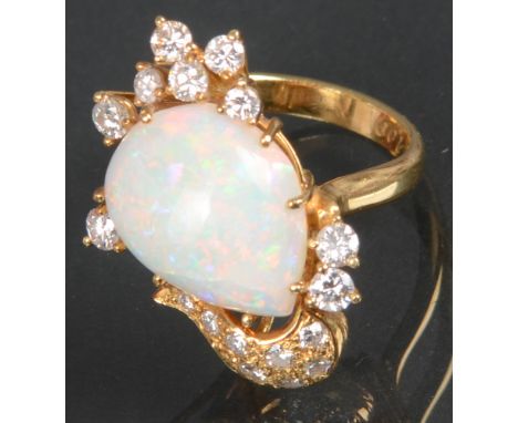 Ring. 18 ct Gold, ca. 8 g, besetzt mit Brillanten, ca. 1,0 ct, und Opal. (Ringgröße 51)