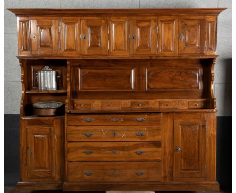 Buffet mit Waschbecken und Wasserspender. Schweiz um 1780. Massiv Nussbaum. Geschweifte Wangen, Türen in Füllung gearbeitet, 