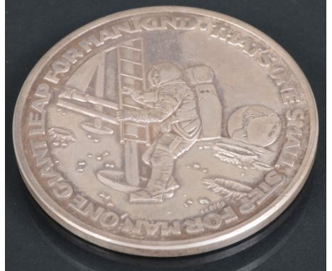 Silbermünze anlässlich der ersten Mondlandung durch Apollo 11 im Jahre 1969, auf einer Seite umlaufend geprägt mit Neil Armst