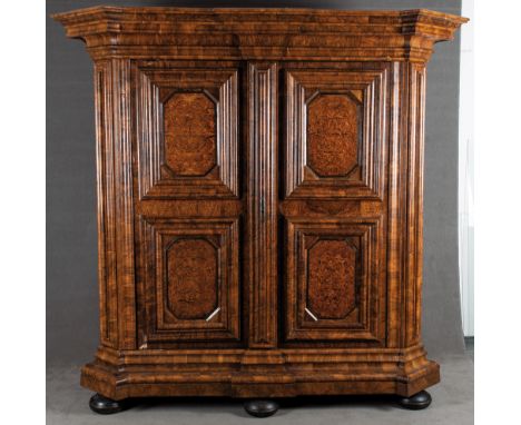 Bedeutender Frankfurter Wellenschrank um 1720. Weichholzkorpus mit Nussbaumwurzel querfurniert sowie Nussbaum- und Birkenfurn