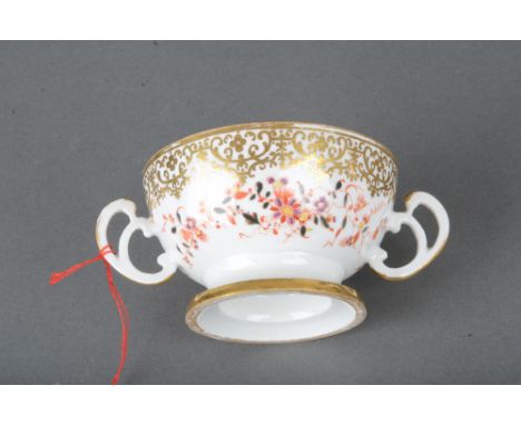 Runde Doppelhenkelterrine. Meissen um 1730. Weißes Böttgerporzellan, bunt bemalt mit Kakiemonblüten, H=8,4 cm, D=9,3 cm. Prov