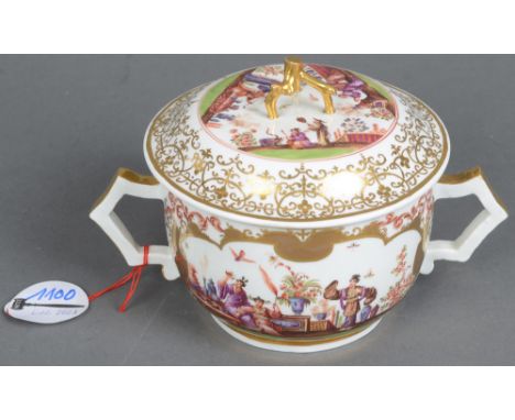 Runde Doppelhenkelterrine. Meissen 1723-24. Porzellan, bunt bemalt mit Chinoiserien in Goldkartusche mit Böttgerlüster; Maler