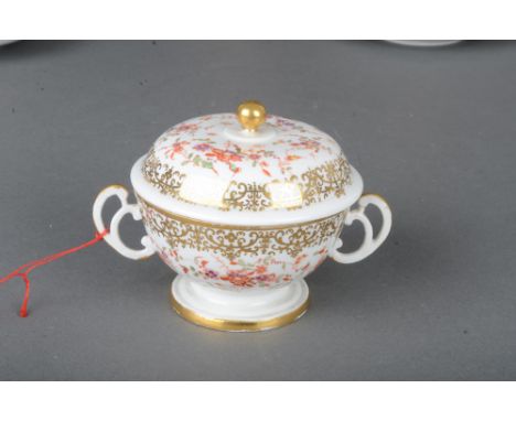 Runde Doppelhenkelschale. Meissen um 1730. Weißes Böttgerporzellan, bunt bemalt mit Kakiemonblüten, H=5,5 cm, D=9,1 cm. Prove
