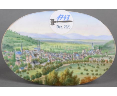 Ovale Plakette. Thüringen 19. Jh. Porzellan, bunt bemalt mit einer Stadtvedute in Landschaft, 10 x 15 cm. Provenienz: Sammlun