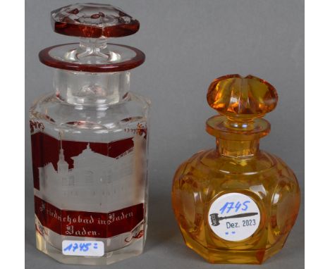 Zwei Karaffen. Böhmen 19. Jh. Farbloses Glas, rubinfarben bzw. bernsteinfarben überfangen, geschnitten und geätzt, unterhalb 