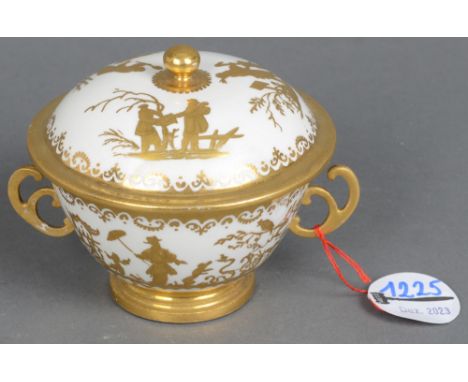 Runde Doppelhenkelterrine. Meissen um 1720. Weißes Böttgerporzellan, bemalt mit radierten Goldchinesen, H=9 cm, D=9,9 cm. Pro