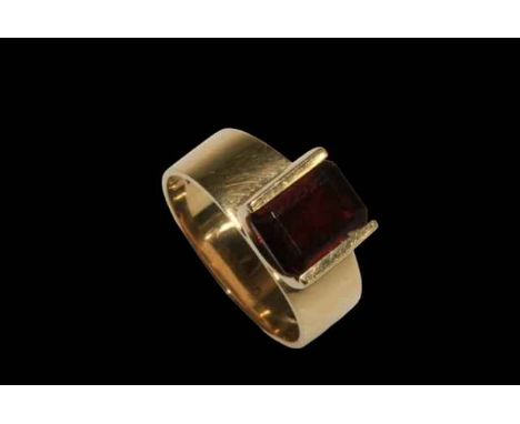 9 carat gold garnet ring, size M/N.