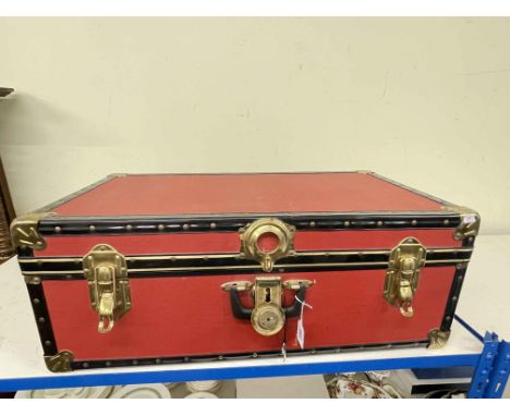 Travelling trunk.