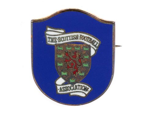 SCOTTISH FOOTBALL ASSOCIATION GOLD AND ENAMEL PIN BADGE, in nine carat gold, in fitted presentation case2.6cm highQty: 7.89g