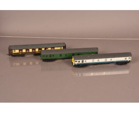 Southern Pride 00 Gauge Kitbuilt BR blue/grey and SR Green Motor Luggage Vans, green S68007 and blue/grey 68006, both unpower