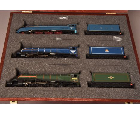Bachmann OO Gauge A4 Streamline Commonwealth of Australia Steam Locomotives with Tenders Set,  in wooden case with outer card
