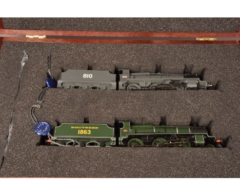 Bachmann OO Gauge Limited Edition N Class Steam Locomotives with Tenders Set, in wooden case with outer card box, 1863 SR in 