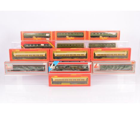 OO Gauge SR and GWR Coaching Stock, boxed examples, Triang Hornby GWR 2026, R26 (3), all in chocolate and cream livery and SR