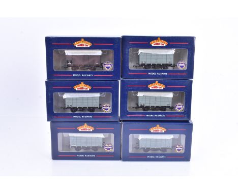 Bachmann OO Gauge Goods Vans, a boxed group, 38-075 12 Ton Southern Plywood Side Vent Vans (8), 38-070 12 Ton Southern planke