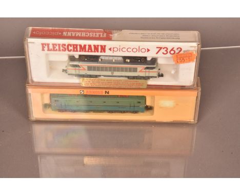 Arnold and Fleischmann Piccolo N Gauge French Electric Locomotives, two cased SNCF  examples Arnold 2332 CC 7107 Alsthom in t