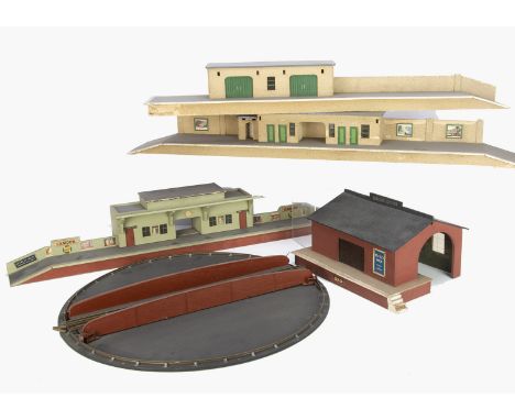 Bassett-Lowke and other 0 Gauge 3-rail Turntable Stations and Goods Sheds, the turntable for 3-rail operation with raised-3rd