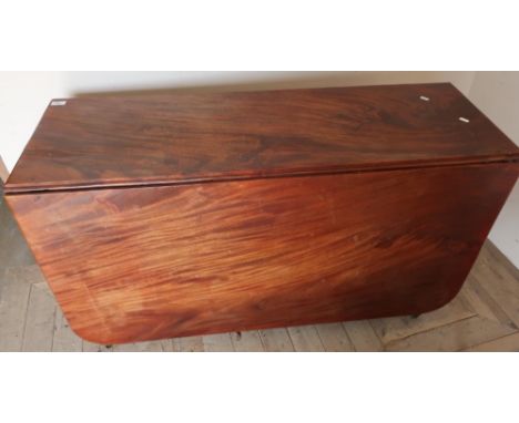 19th C mahogany drop-leaf gate leg table on turned supports (width 123cm) 