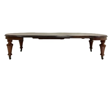 Victorian mahogany extending dining table, the extendable wind-out top with three additional leaves, raised on turned and flu