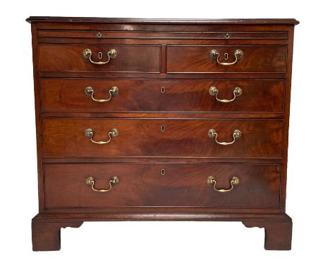 George III mahogany bachelor's chest, rectangular moulded top over slide, two short and three long drawers, on bracket feetDi
