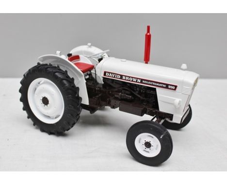 UNIVERSAL HOBBIES A 1:16 SCALE DIE-CAST MODEL OF A DAVID BROWN 990 TRACTOR (white) 