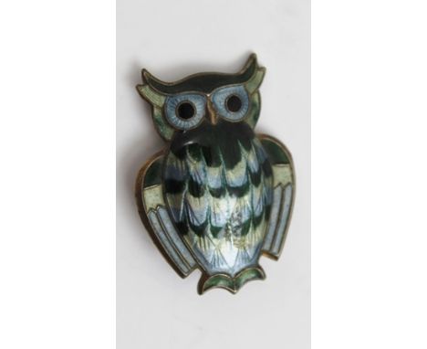 DAVID ANDERSEN A NORWEGIAN SILVER AND ENAMEL BROOCH in the form of an owl, 4cm high 