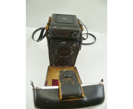 AN AGFA SUPER ISOLETTE CAMERA in leather case, together with a "WESTON MASTER II CINE EXPOSURE METER" (2) 