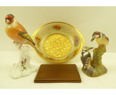 A ROYAL WORCESTER PORCELAIN GOLDFINCH, no.2667, 15cm high, on a mahogany plinth base, together with a ROYAL WORCESTER PORCELA