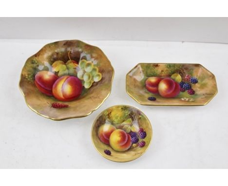 A COLLECTION OF THREE EARLY 20TH CENTURY PORCELAIN ROYAL WORCESTER PIN DISHES, each hand-painted with fruit decoration, signe
