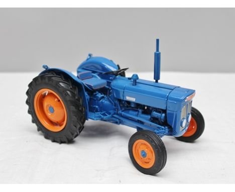 UNIVERSAL HOBBIES A 1:16 SCALE DIE-CAST MODEL OF A FORDSON DEXTA TRACTOR (blue) 