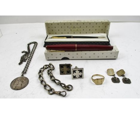 A SELECTION OF COLLECTABLE ITEMS comprising; a 9ct gold signet ring, silver cufflinks, other items of silver and two boxed "P